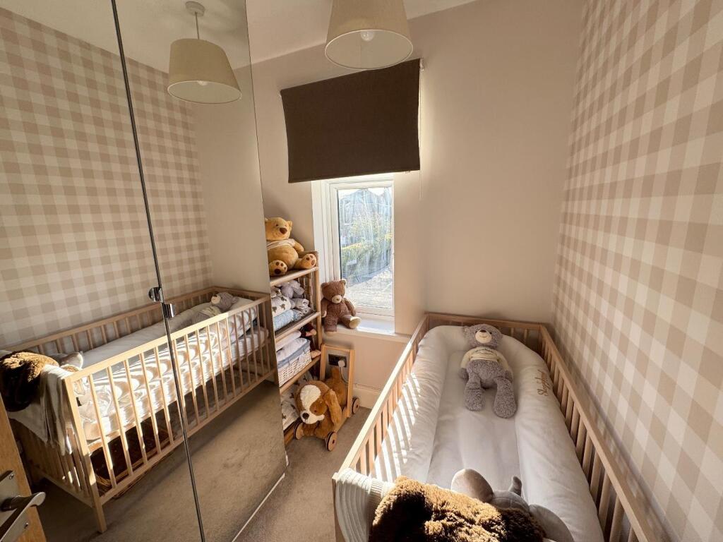 BEDROOM ( FRONT)