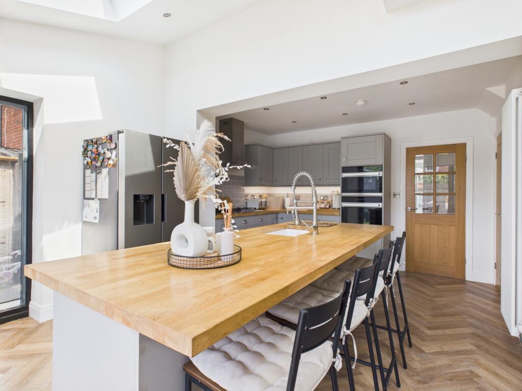 CAM03729G0-PR0115-STILL017