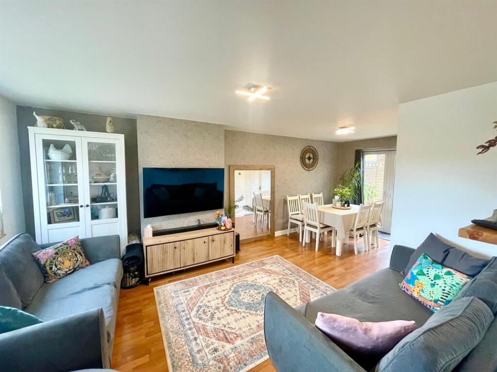 Lounge 3.jpg