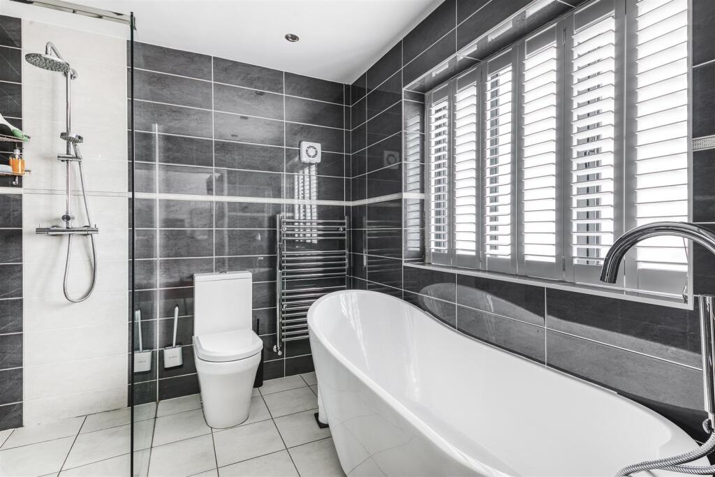 Superbly Appointed En-Suite Bathroom