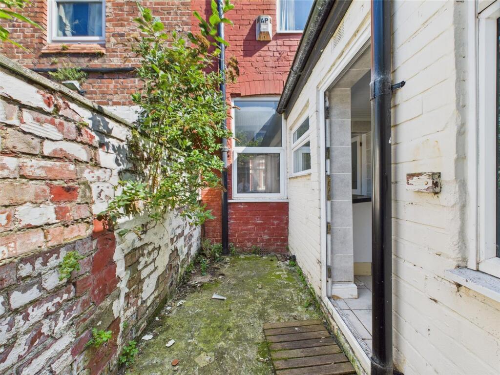 CAM03844G0-PR0283-STILL025.jpg