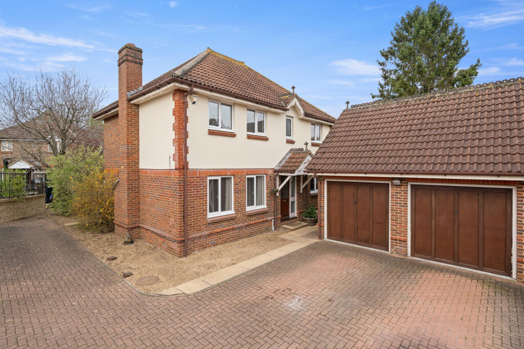 5 Summer Place KT15022