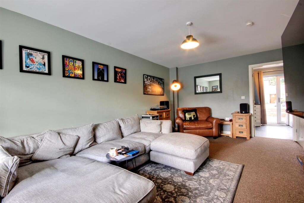 LOUNGE/DINING ROOM