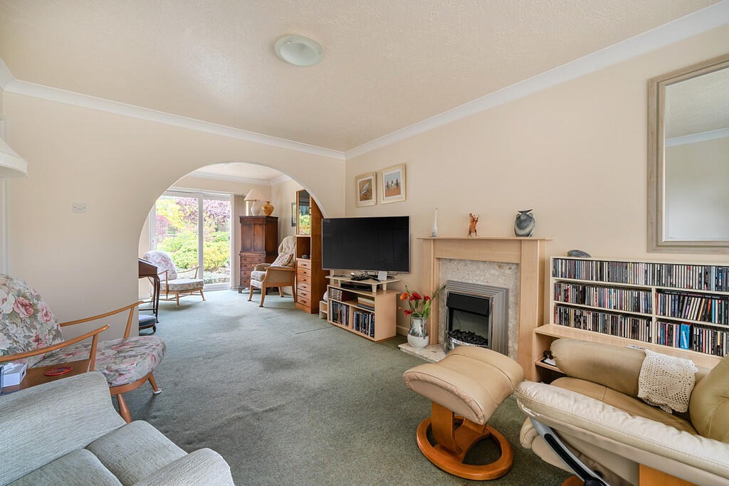 Sitting and Dinin...