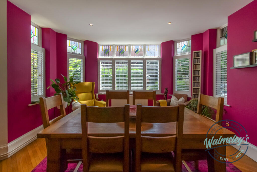Dining room &amp; stunning bay