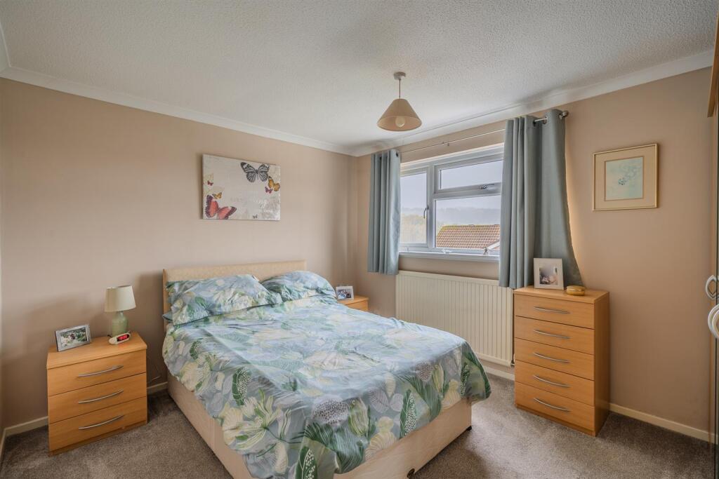 24 Larch Close-1.jpg