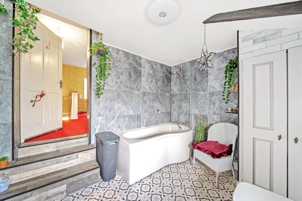 2nd view BATHROOM.JPG