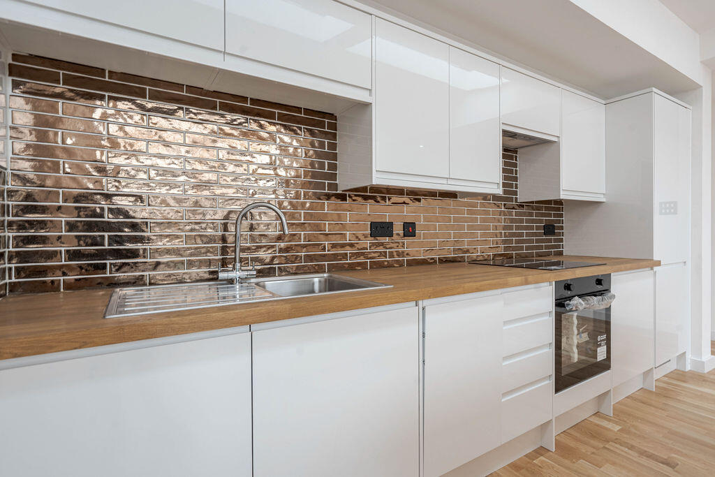 MODERN FITTED KITCHEN