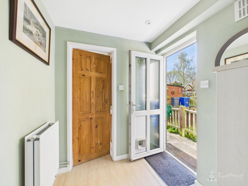 Cloakroom- Mark Stephens EweMove Newmarket and Soh