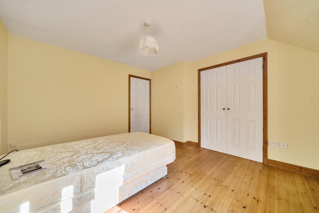 Bed 1 corner.jpg