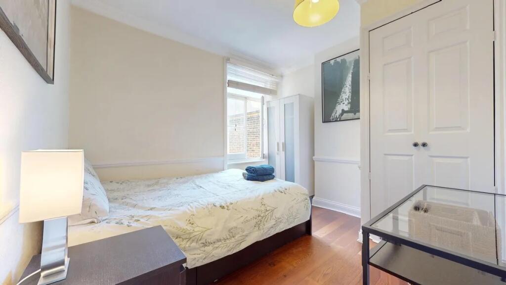 Bright and clean double bedroom featuring a com...