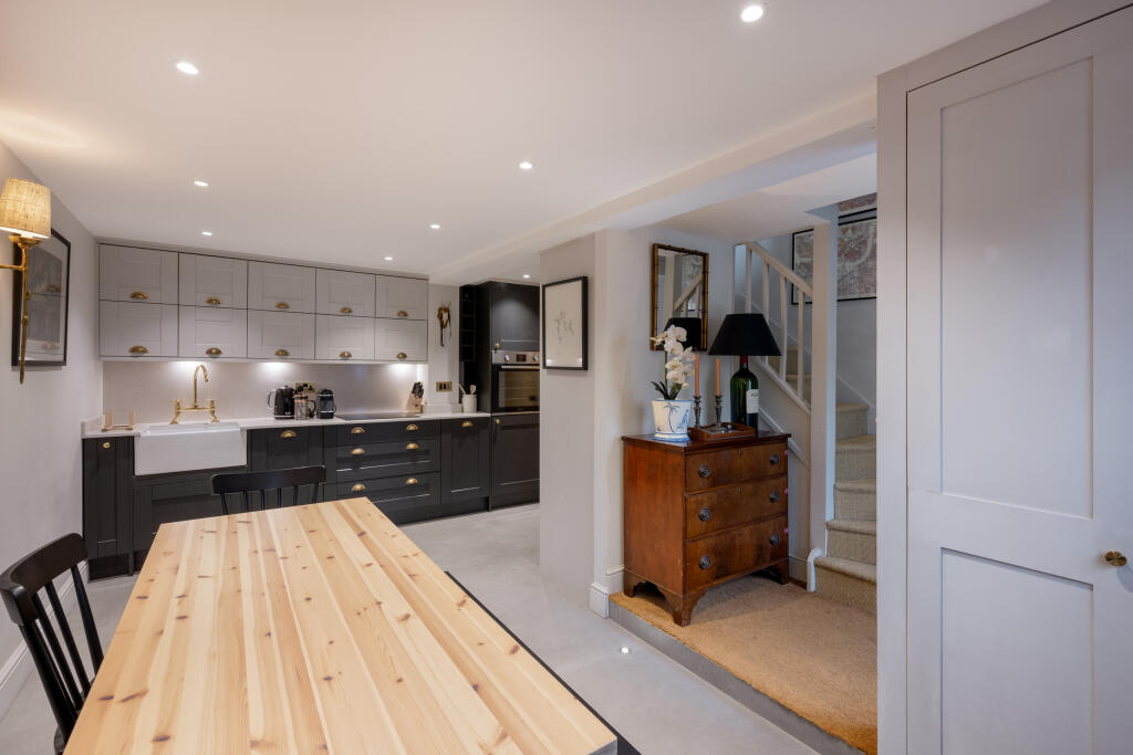 Private Realtor-23 Royal Crescent Mews-9_Lo