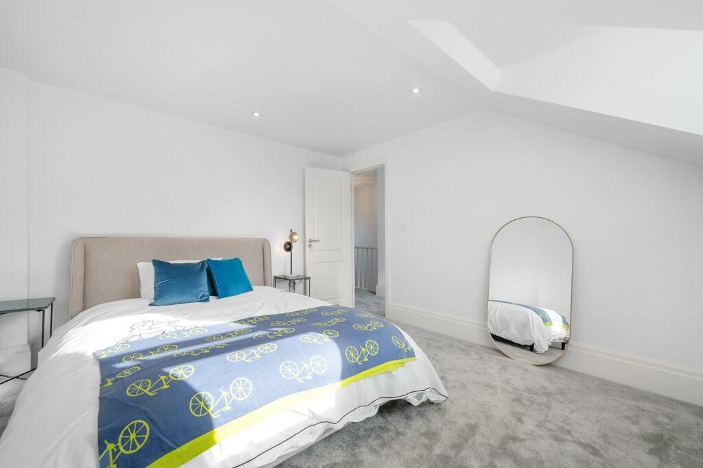 Bedroom 1 (2).jpg
