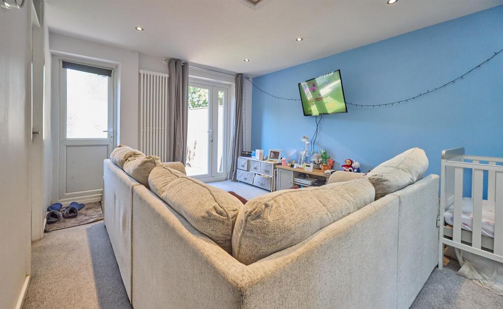 LOUNGE DINING ROOM