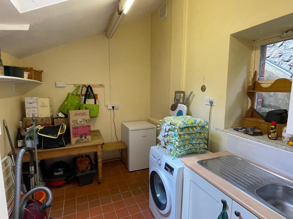 Utility room (off the kitchen)