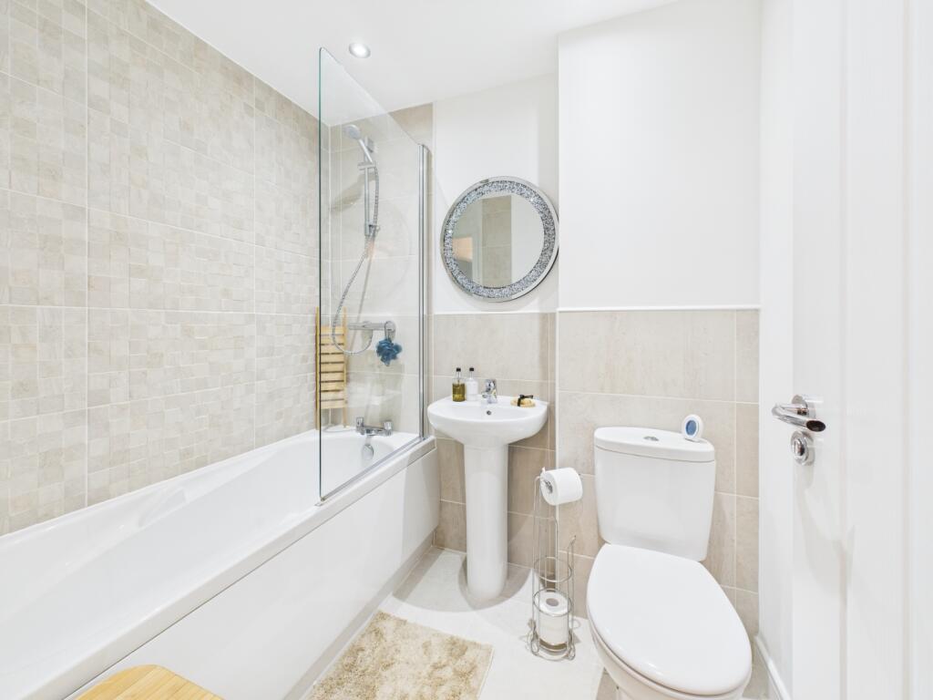 CAM03729G0-PR0022-STILL021