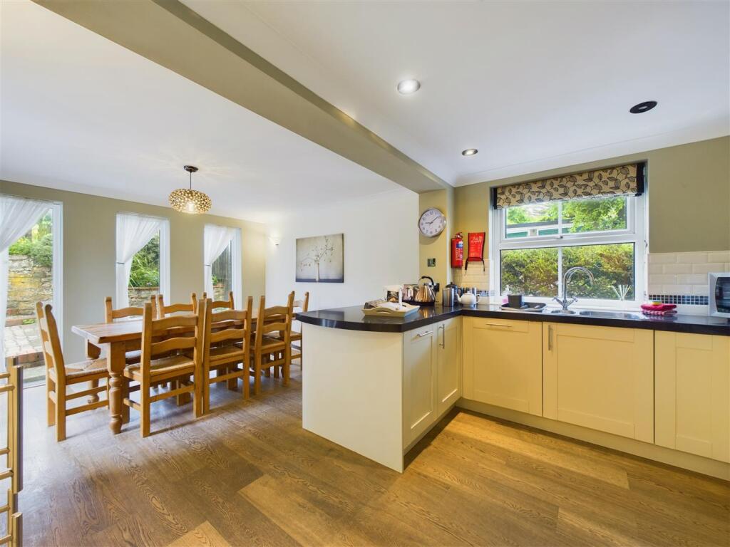 KITCHEN/DINING ROOM