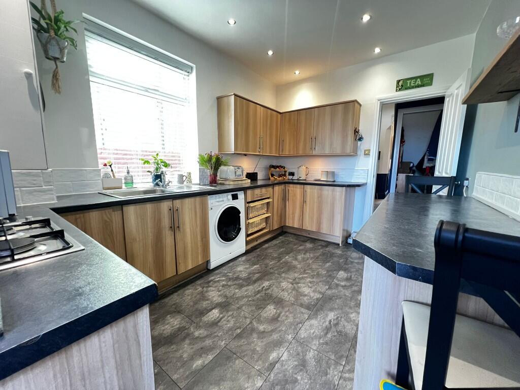 FITTED KITCHEN