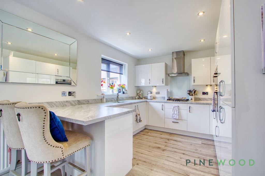 KITCHEN / DINING ROOM