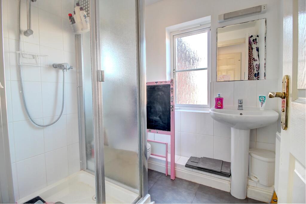 En-suite to bed 2