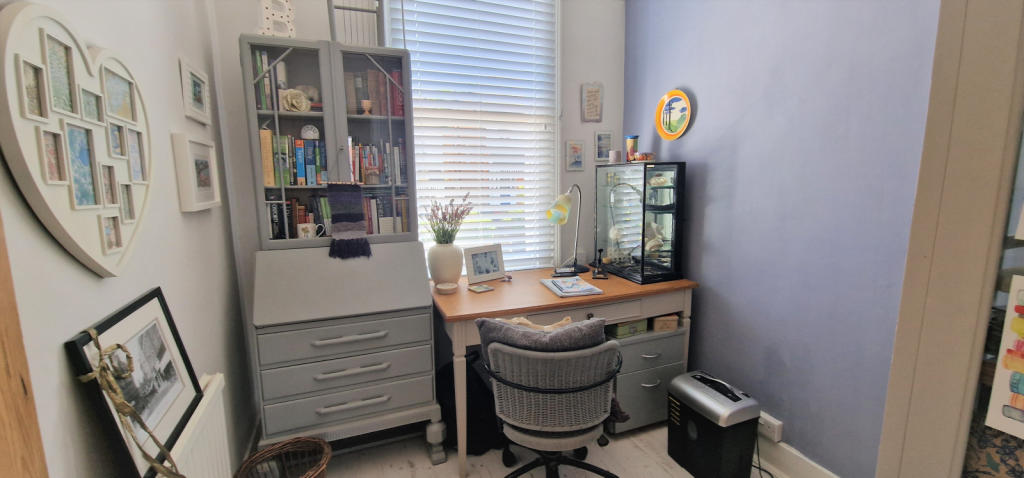 FRONT BEDROOM (4)
