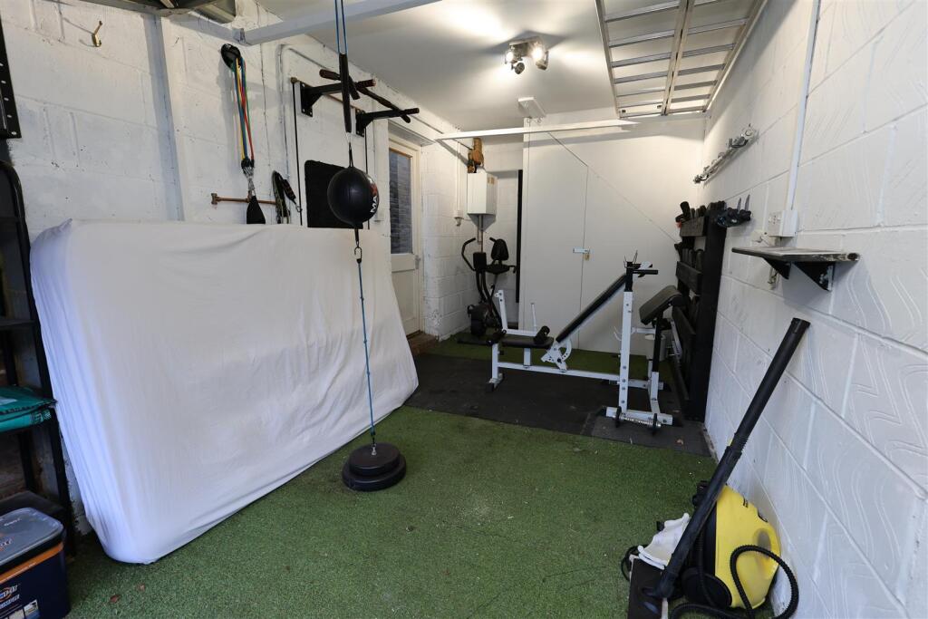 GARAGE/GYM