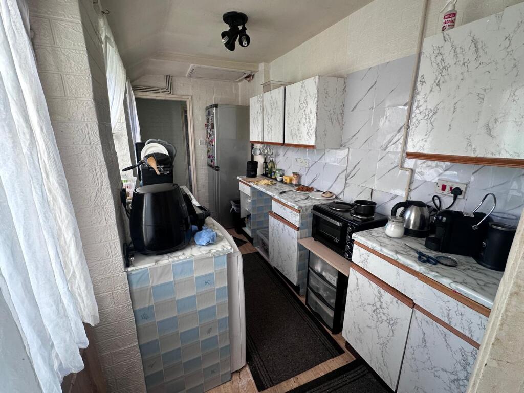 4 Kitchen.jpg