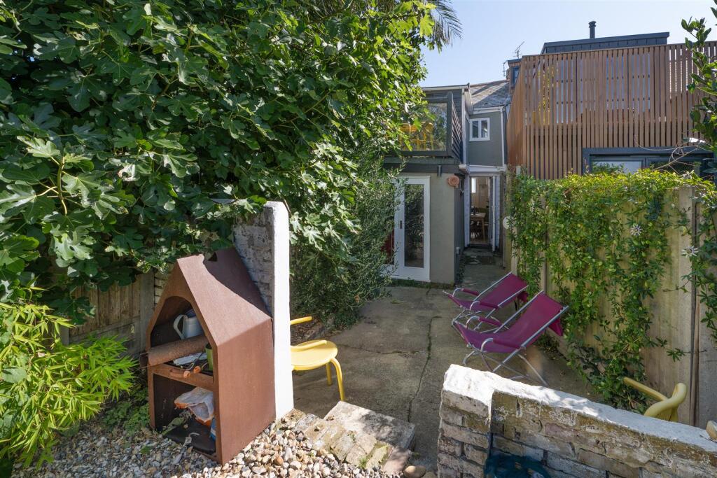 Island Wall, Whitstable