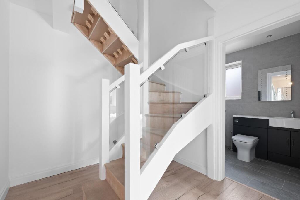 ENTRANCE HALL 02.jpg