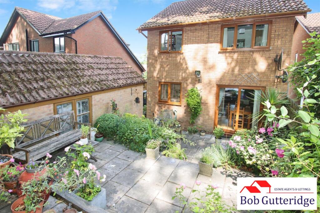 ENCLOSED REAR GARDEN