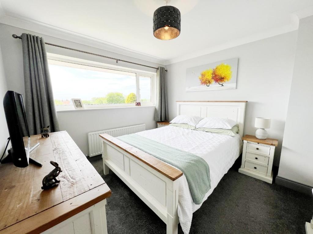 Bedroom 1 pic 1.jpg