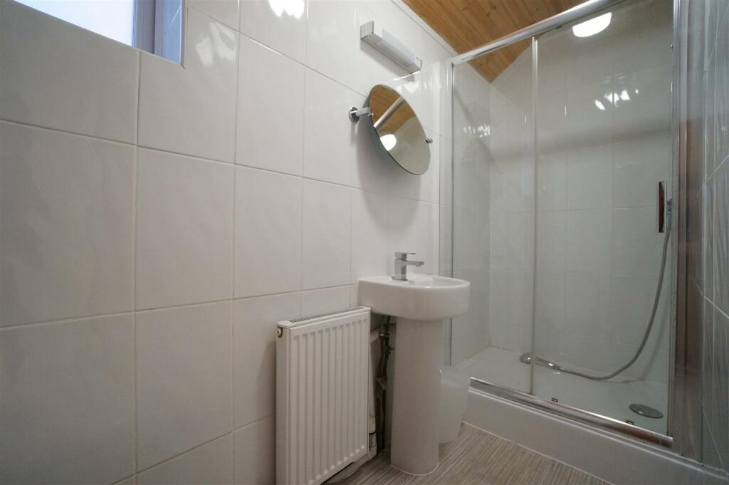6CollegeRoad_Bathroom1.JPG