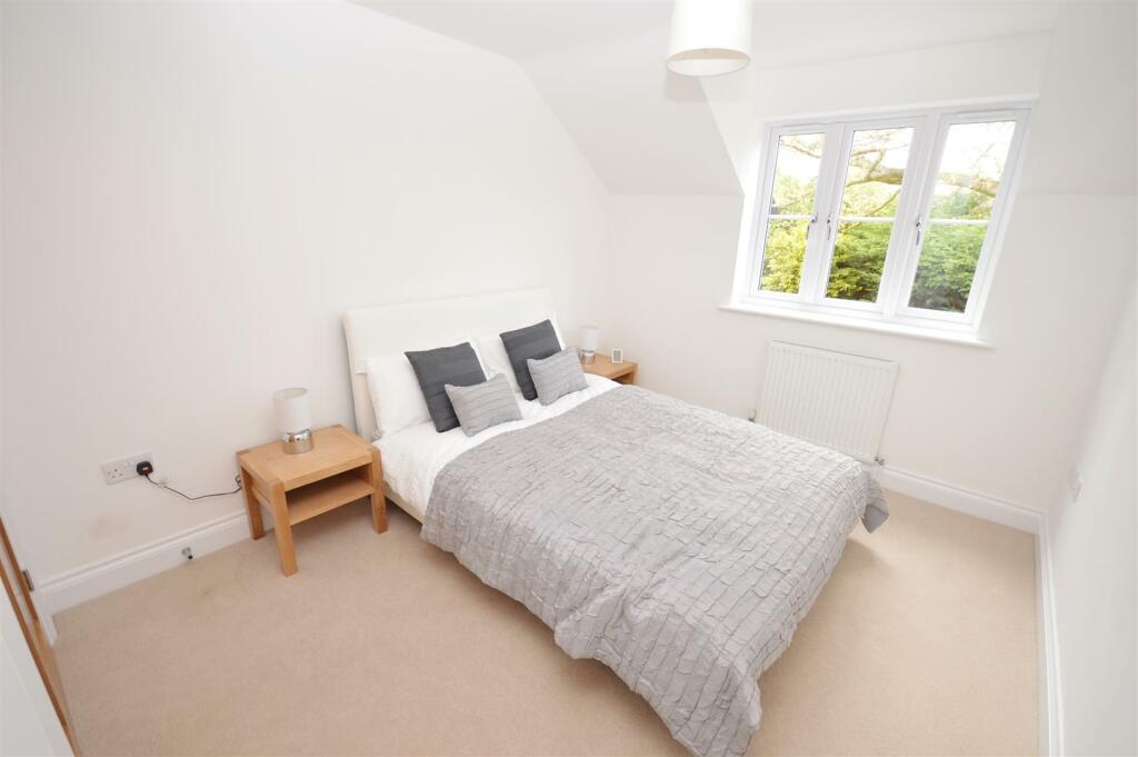 38 Midhurst Road bedroom3.jpg