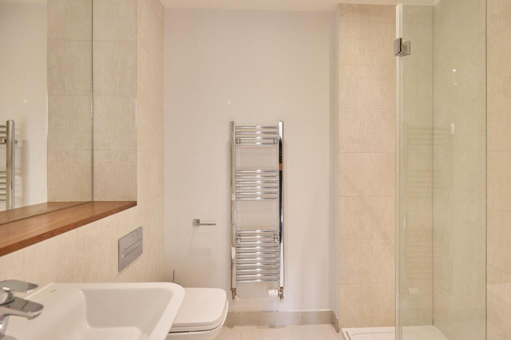 Principal En-suite Bathroom