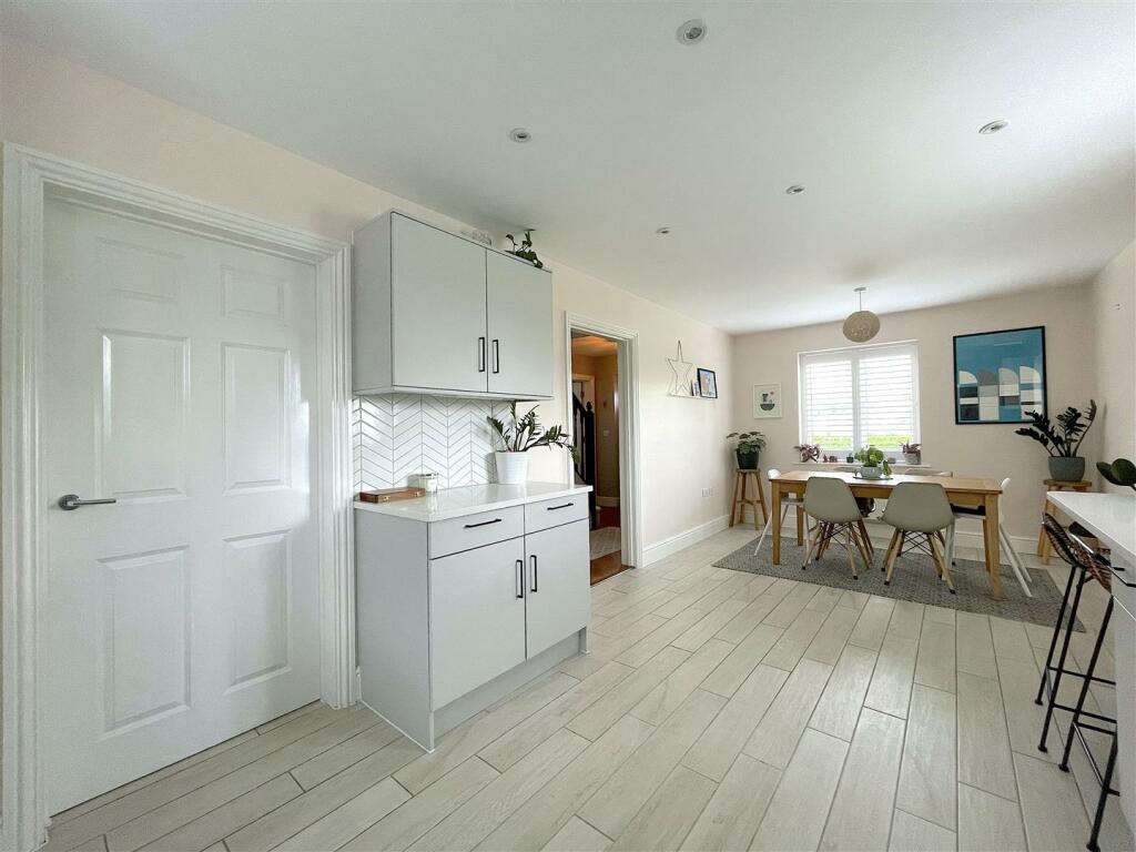 Kitchen:Dining Room (6).jpeg