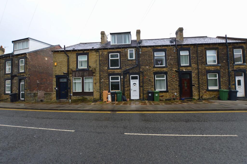 A charming row of traditional terraced houses w...