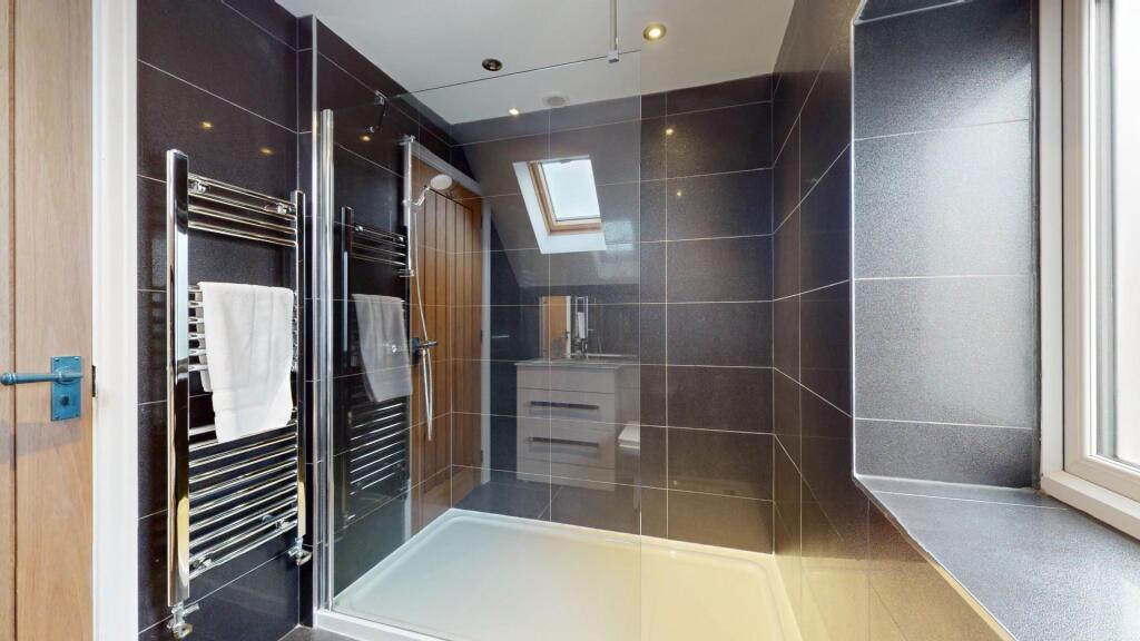 EN SUITE SHOWER ROOM