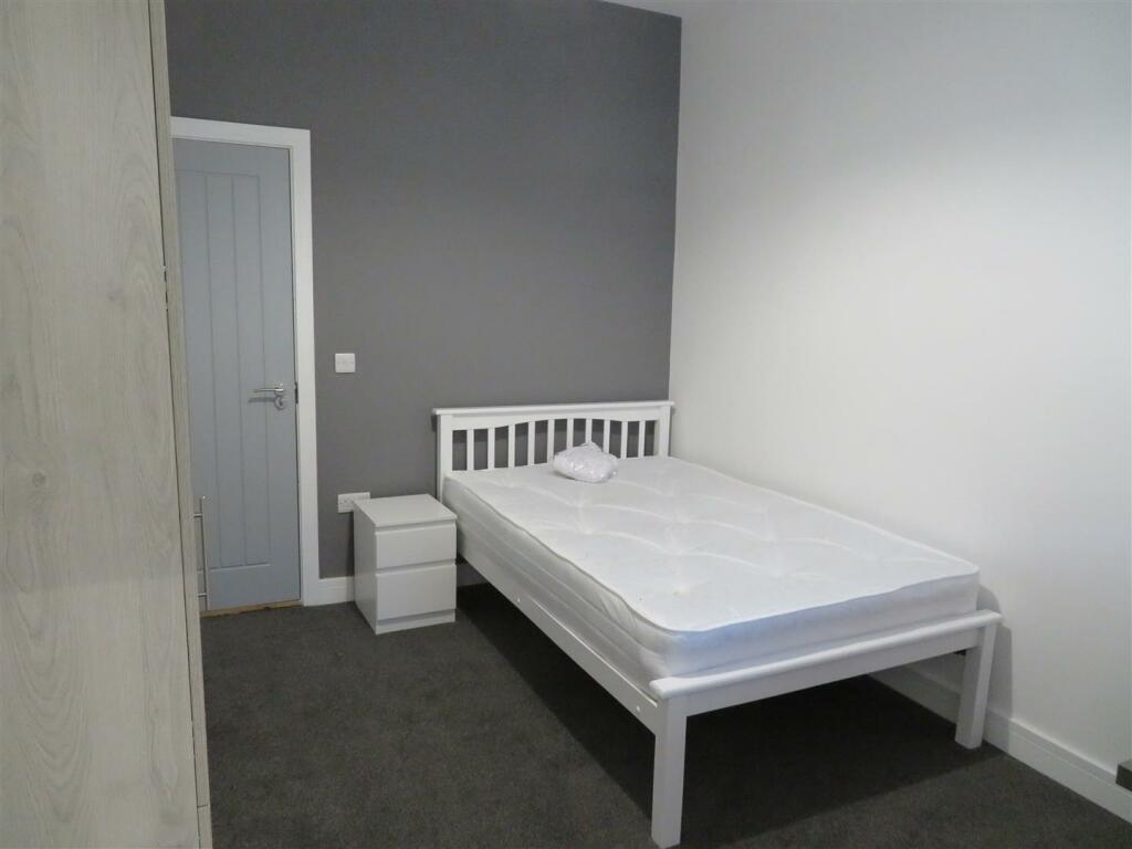 59 Manners Bed2a.JPG