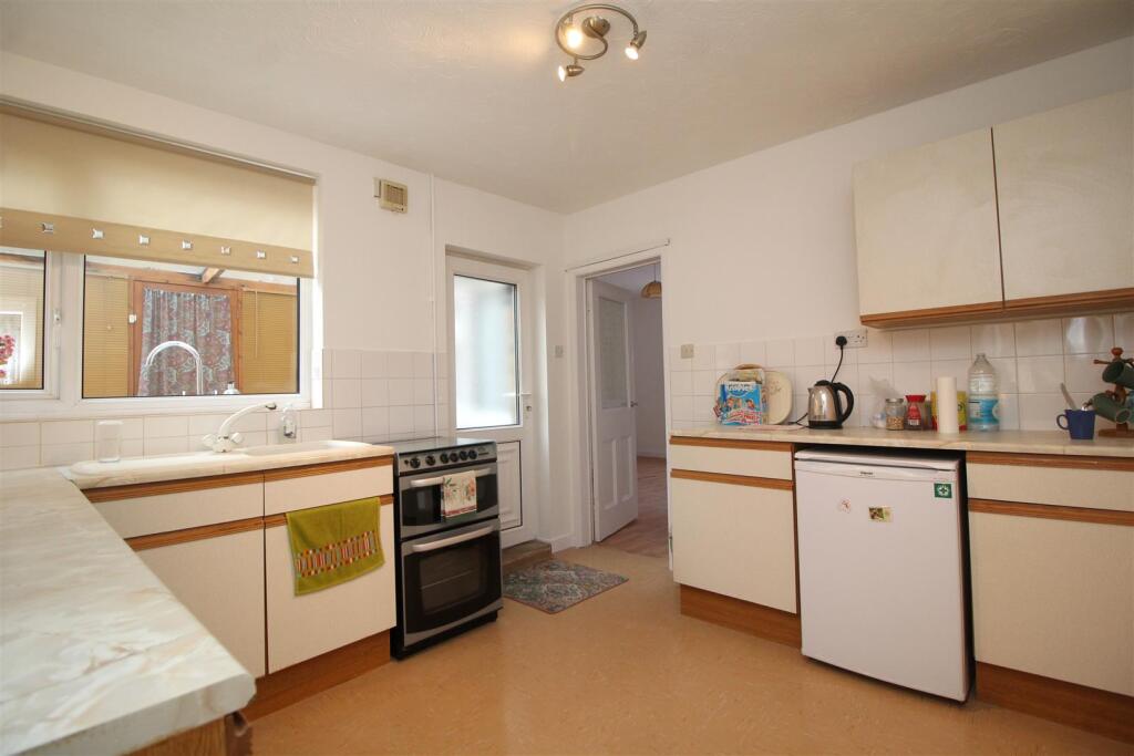 kitchen 2 .JPG