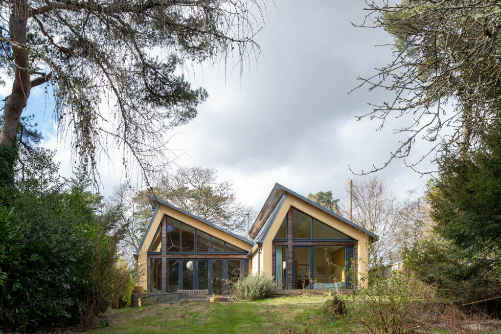 269126 - Whinwhistle Road, East Wellow SO51 6BH...