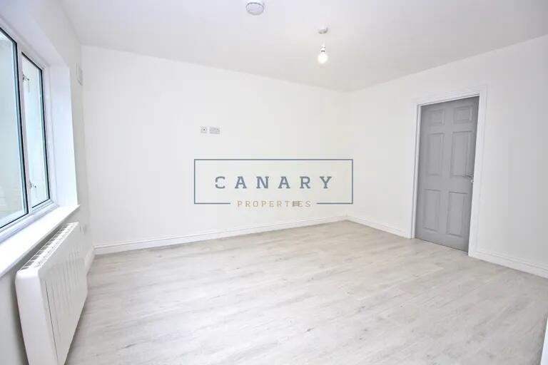 A bright and clean single bedroom featuring fre...