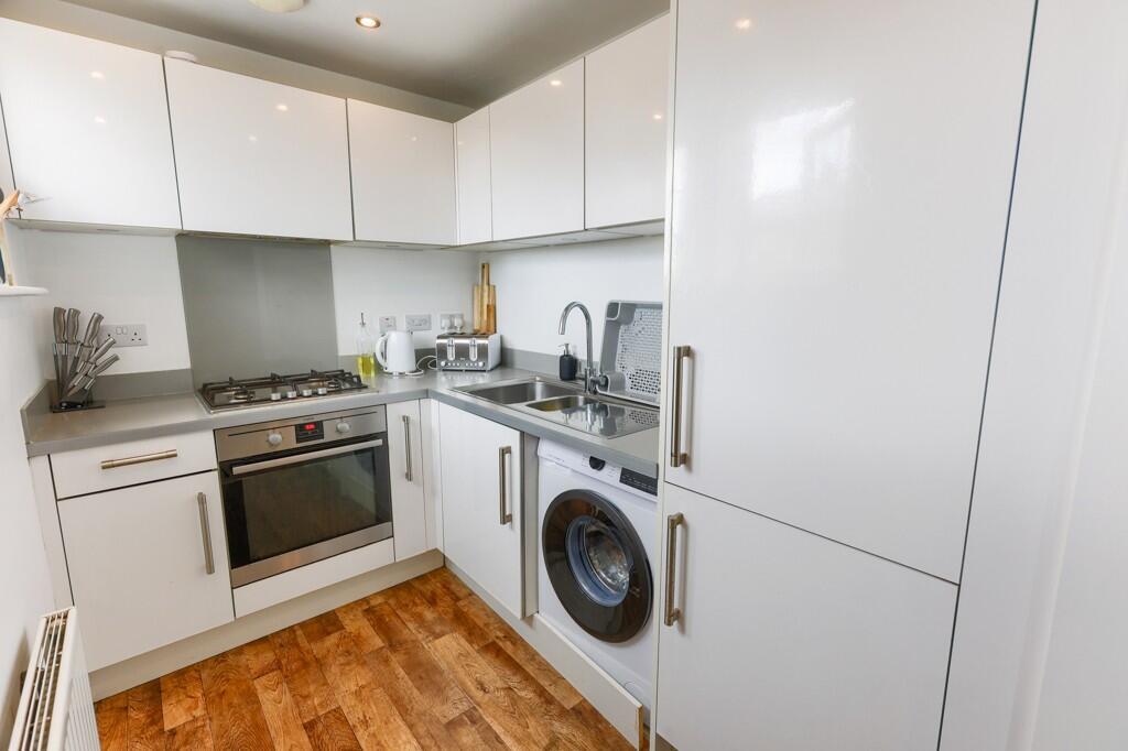 3 bed terraced house to rent Leafy Way, London CR