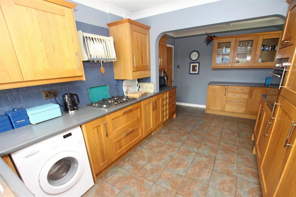 Kitchen b.jpg
