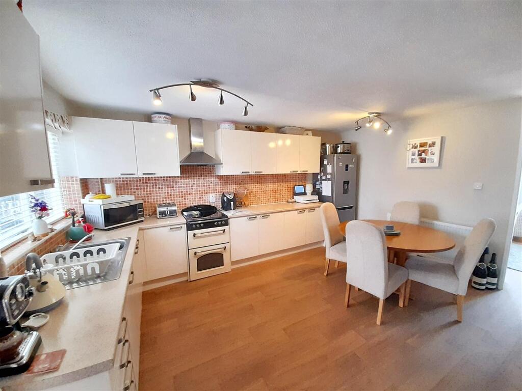 Kitchen / dining room