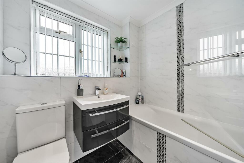 Bathroom (2).jpg