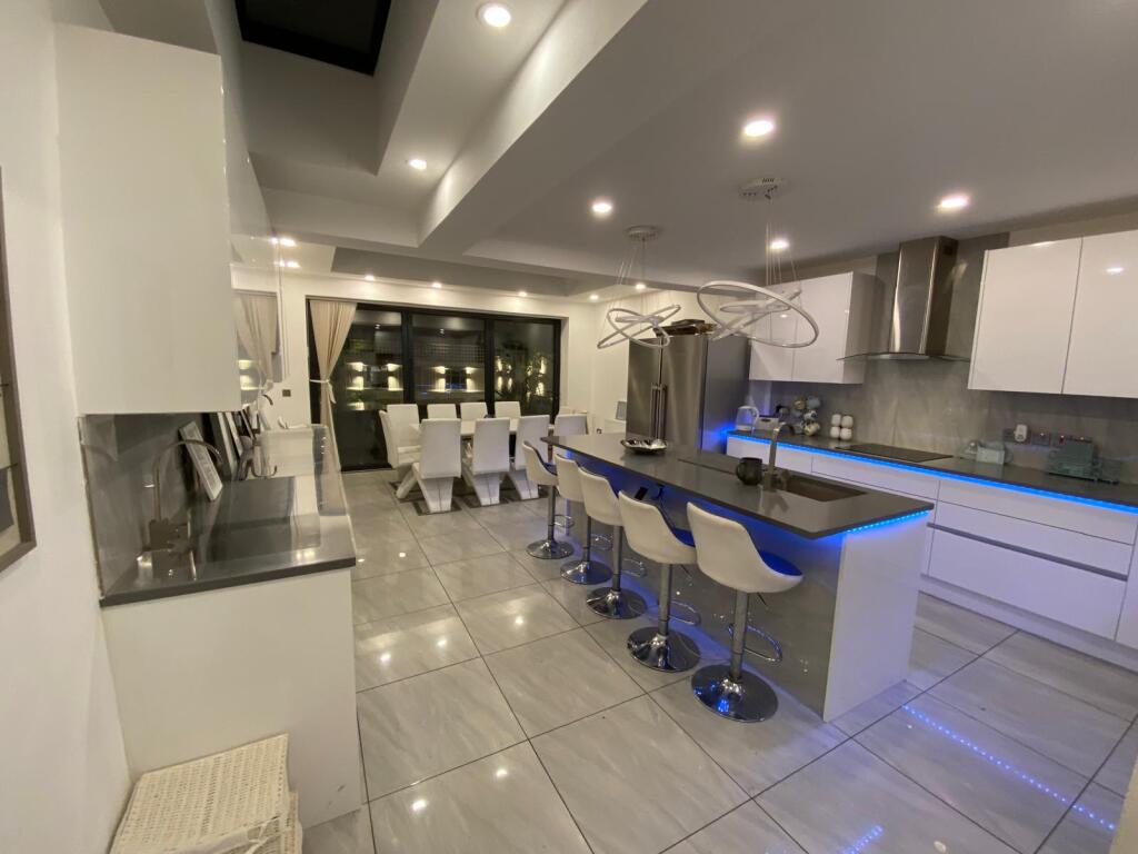 A desirable, deceptively-large, 6 bedroom terrace