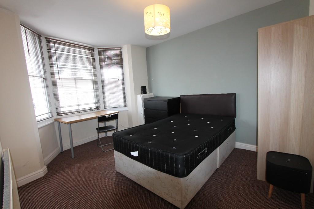 Ground floor b/room