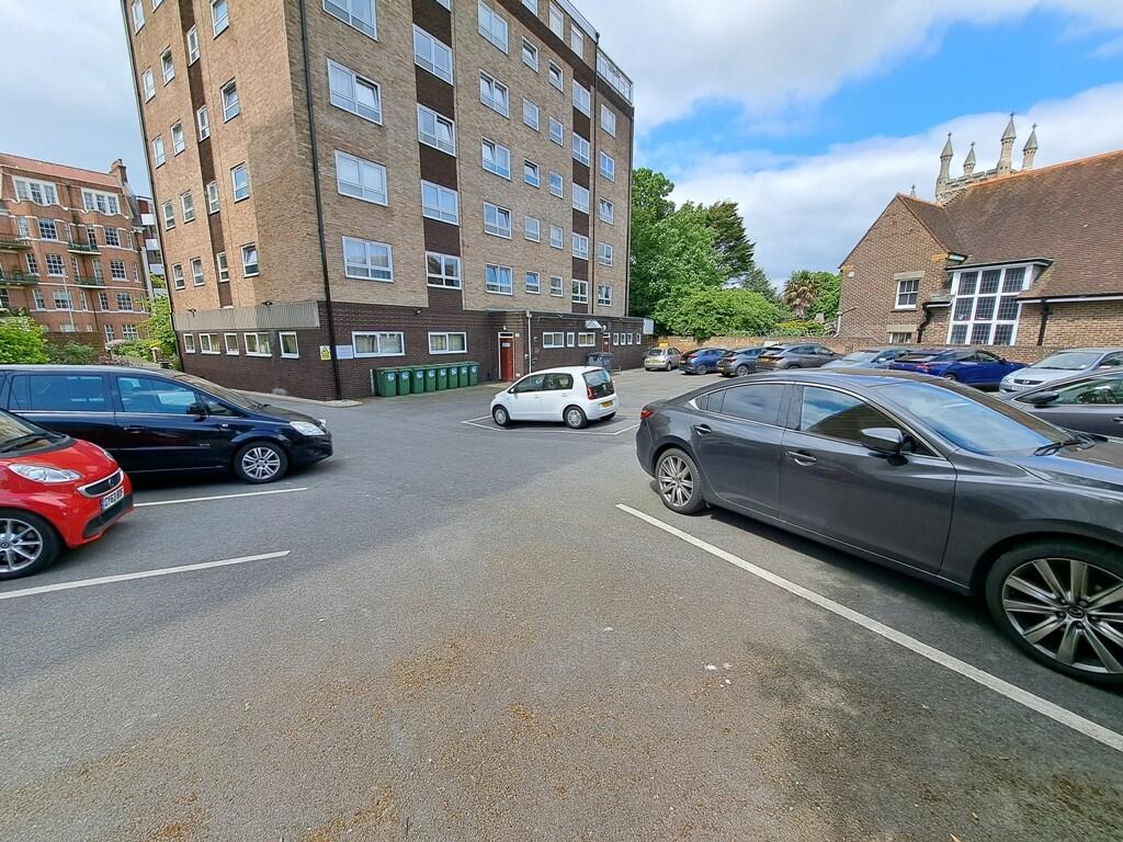 COMMUNAL PARKING