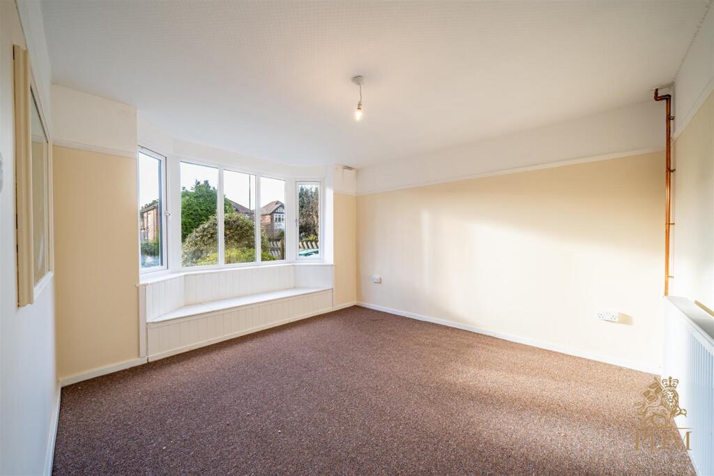 40 Russell Drive Wollaton Nottingham NG8 2BH