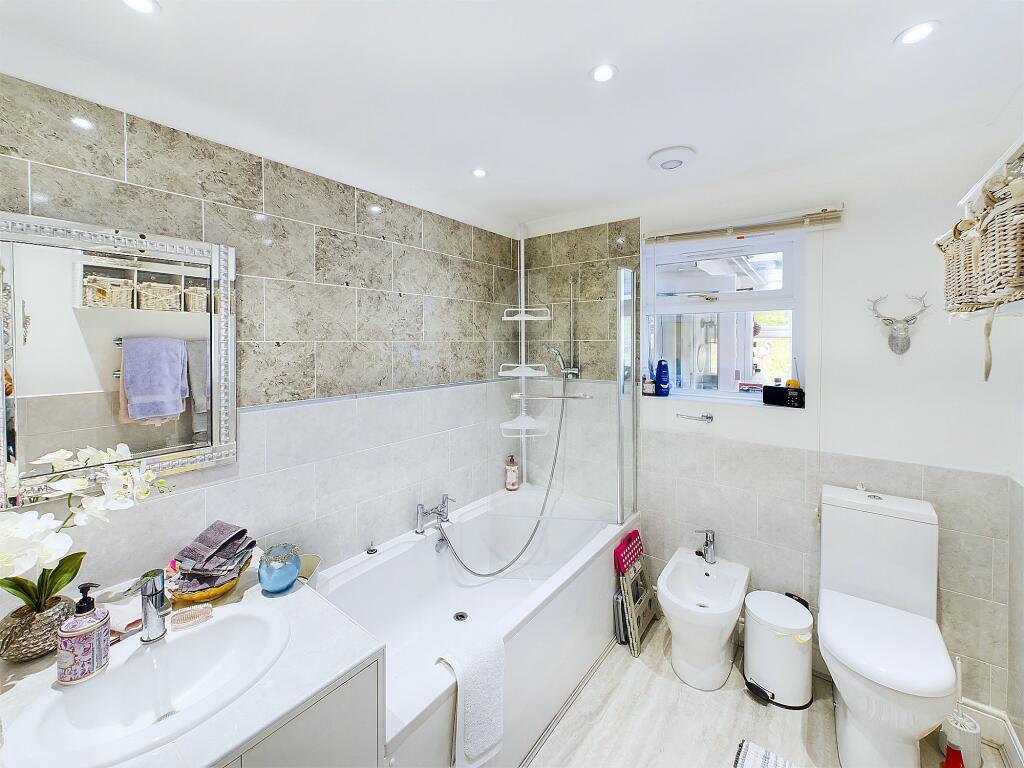 CAM04201G0-PR0004-STILL044